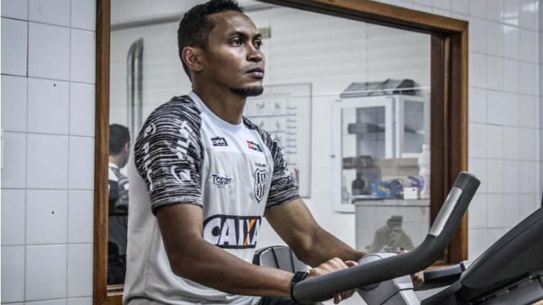 Ponte Preta contrata o meio-campista Alex Maranhão