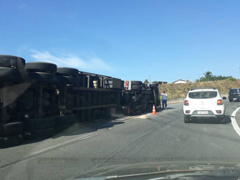 Carreta tomba em alça de acesso da Bandeirantes para o Anel Viário e complica trânsito
