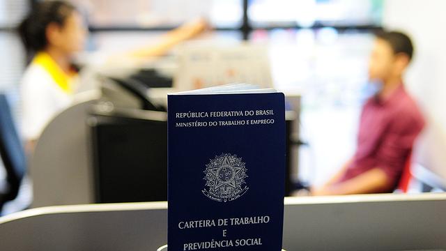 Taxa de desemprego atinge 12,7% em março, aponta IBGE