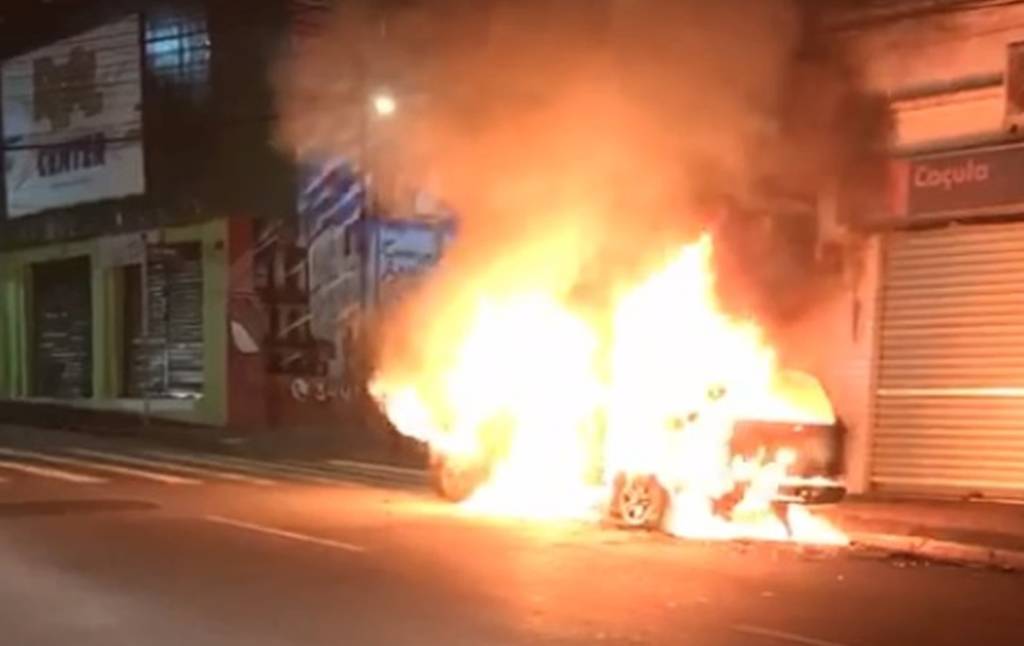 Criminosos fazem reféns e explodem cofre de agência bancária em Limeira