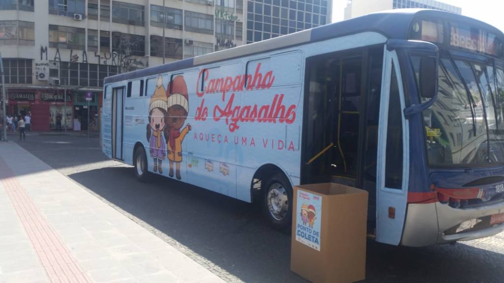 Ônibus da Campanha do Agasalho fica no Largo do Rosário até julho