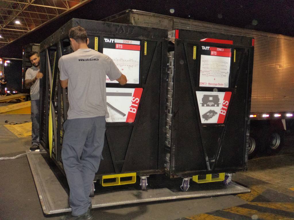 Banda koreana BTS desembarca 375 toneladas de equipamentos em Viracopos para shows em SP