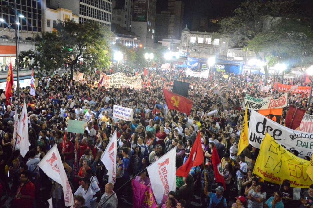 Novo ato pela Educação reúne milhares em Campinas