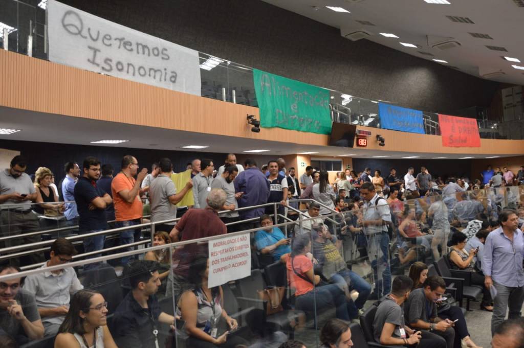 Câmara aprova ampliação de tíquete e redução de jornada