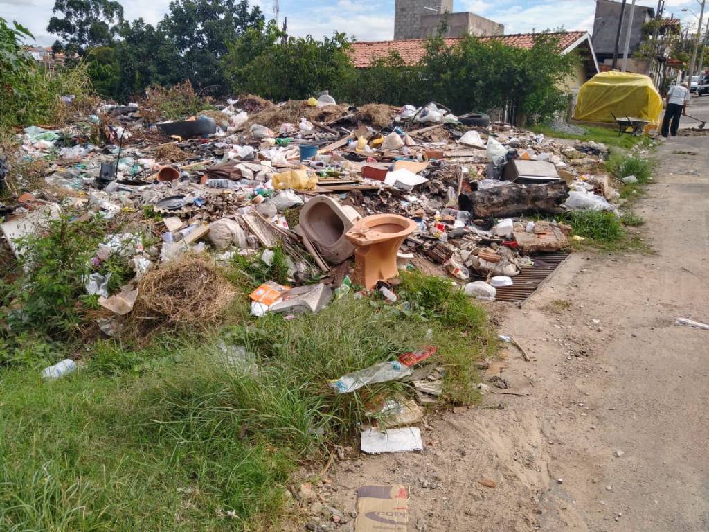 Enquanto a dengue aumenta em Campinas, permanece o entulho nas ruas
