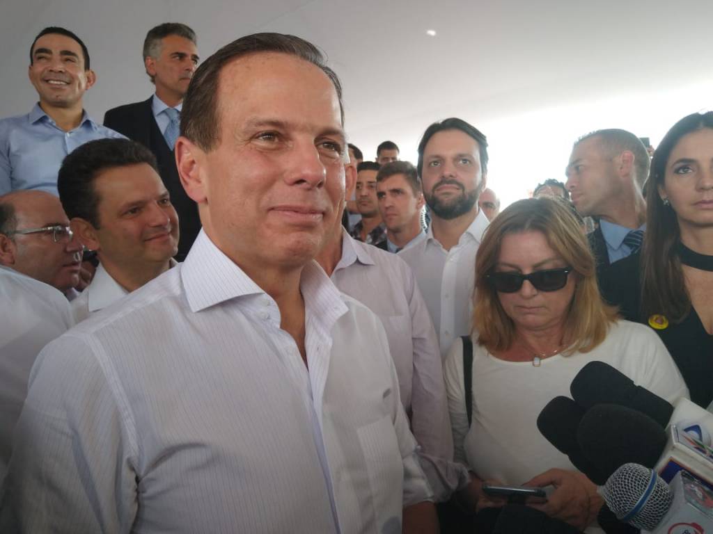 Após liberar máscaras, Dória faz evento público na região