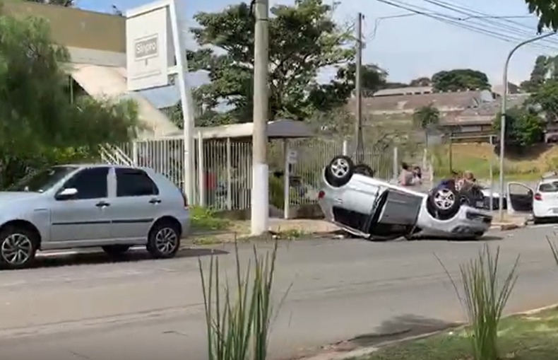 Mulher fica ferida em capotamento no Pq. das Universidades, em Campinas