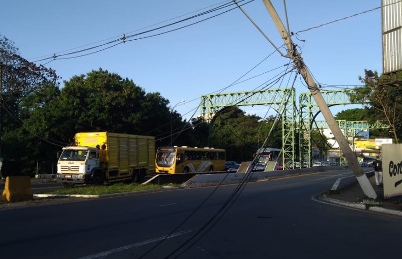 Ponte sobre Rio Atibaia fica bloqueada após poste entortar em Paulínia