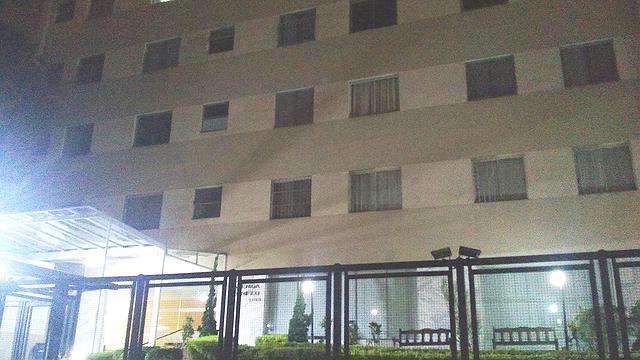 Mulher atira a filha do quinto andar, se joga, mas ambas sobrevivem em SP