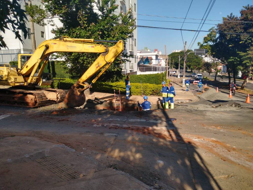 Sanasa realiza reparo de via em que carro foi “engolido” por cratera na Vila Madalena, em Campinas