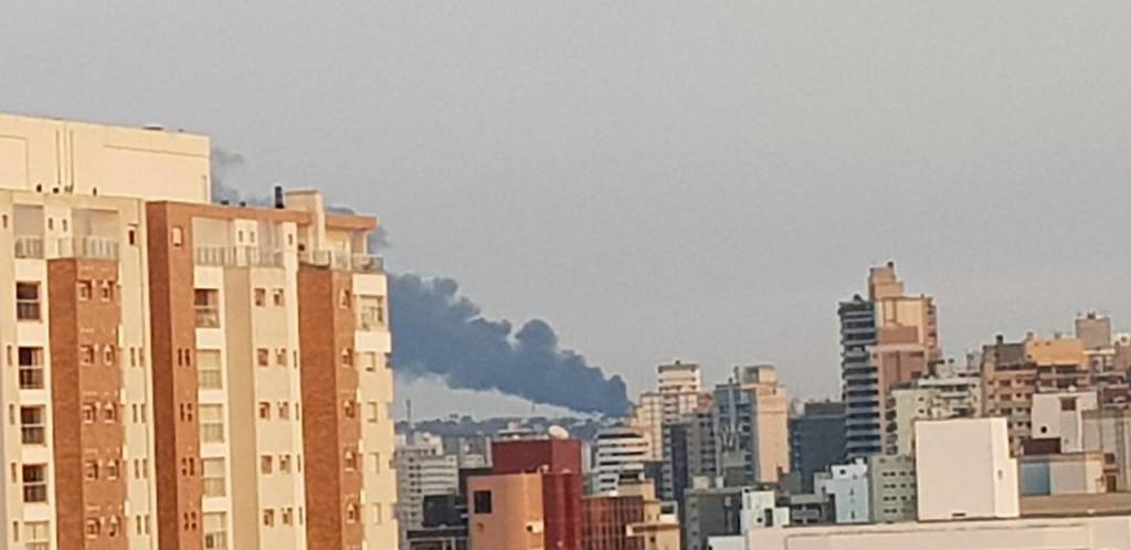 Incêndio em depósito de recicláveis chama atenção na região