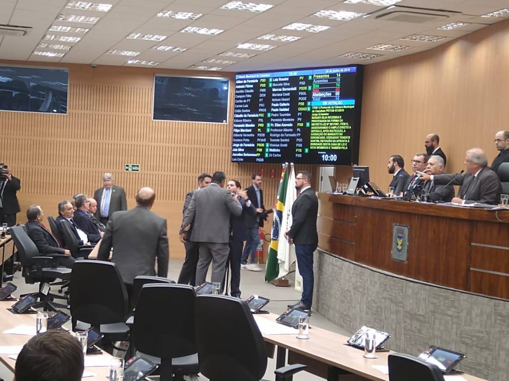 Confusão marca votação de CP contra Tenente Santini na Câmara de Campinas