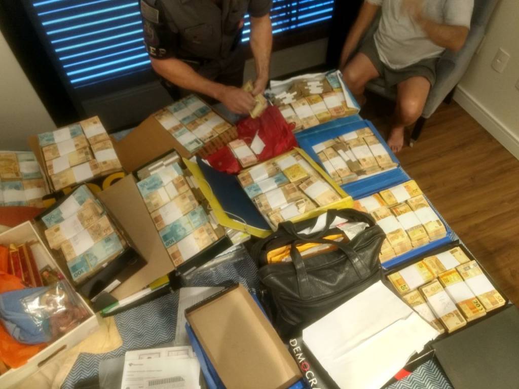 Ouro Verde: Prefeitura demite servidor flagrado com R$ 1,2 milhão, guardados em caixas de sapato