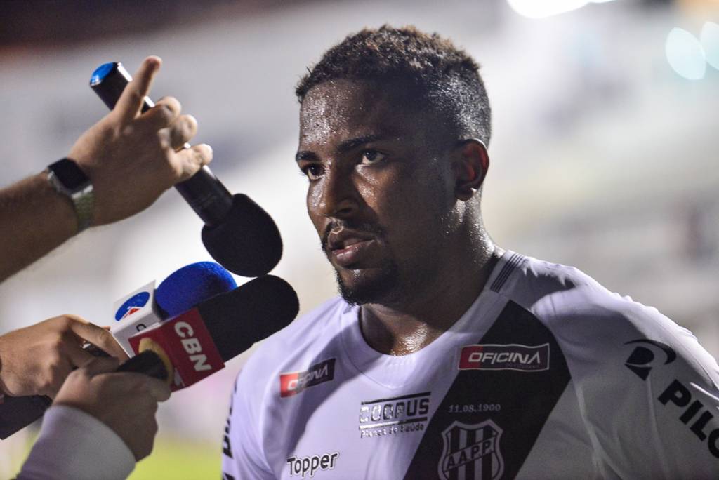 Atacante Thalles, da Ponte Preta, morre em acidente no RJ