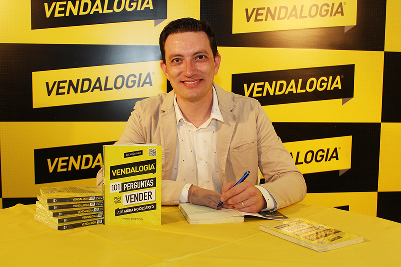 Jornalista e autor de livro, Alex Bússolo fala sobre a sua obra: “Vendalogia – 101 perguntas para vender até areia no deserto”