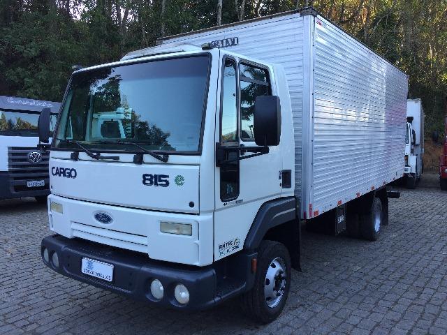 Caminhão sem freio atinge muro de escola particular, em Campinas