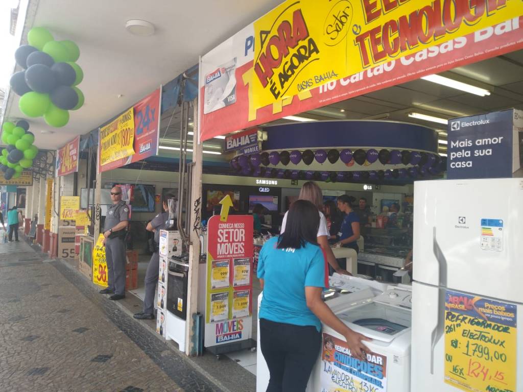 Homens roubam celulares em loja das Casas Bahia, no Centro de Campinas