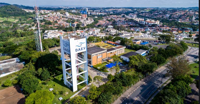 DAEV deixa buraco após obra e veículo fica atolado, em Valinhos