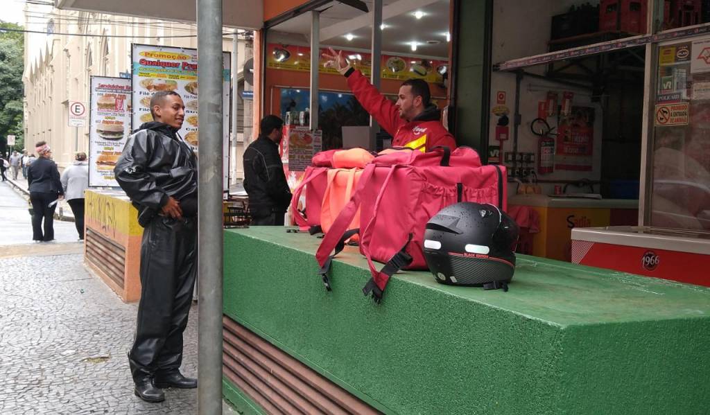 Vereador propõe bolsões para entregadores de apps