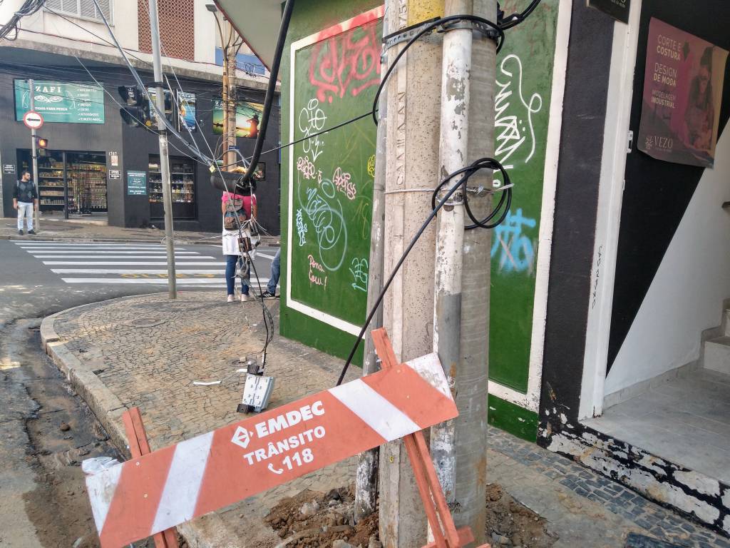 CPFL realiza troca de postes e deixa fios e equipamentos soltos na Rua Luzitana