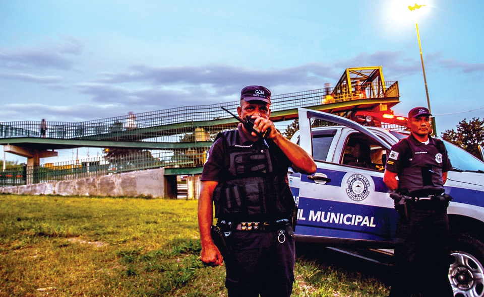 Homem foge da Guarda Municipal e bate em carro dentro do próprio condomínio, em Piracicaba