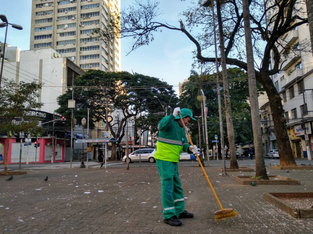 Frio castiga os trabalhadores que começam o expediente nas primeiras horas do dia