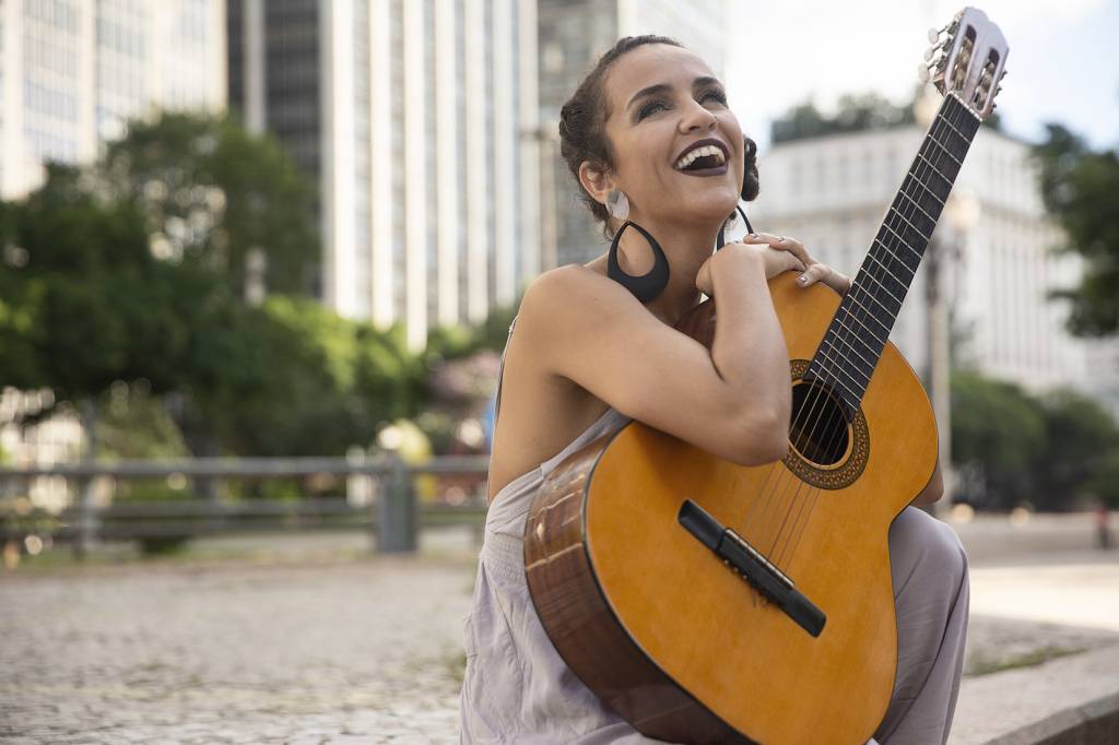 Martina Marana ironiza os preconceitos machistas no meio musical em novo disco