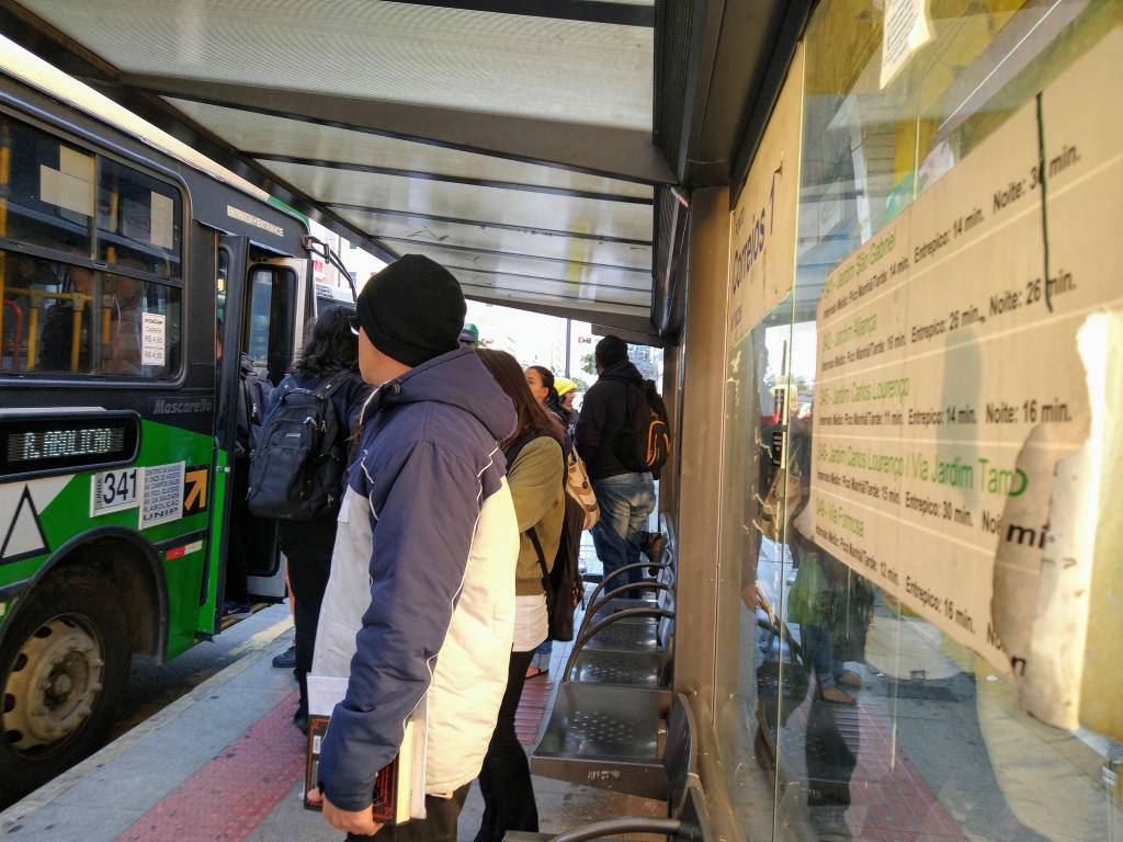 Vereadora propõe multa a empresas que lotarem ônibus