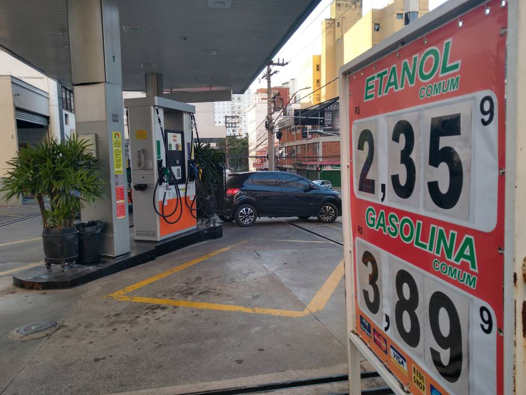 Preço da gasolina cai, mas, consumidor ainda sente pouca diferença nos postos de combustíveis