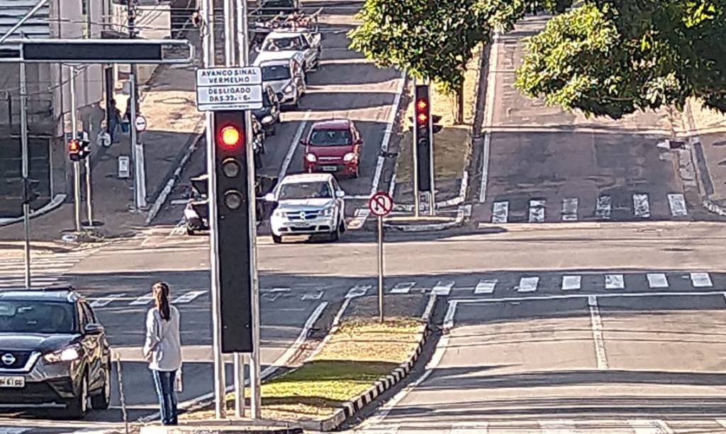 Valinhos recua e fecha comércio não essencial