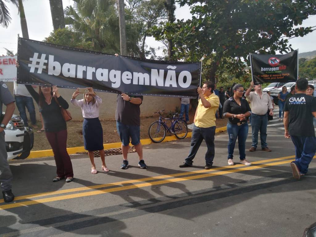 Moradores protestam contra barragem de Pedreira durante visita de João Doria