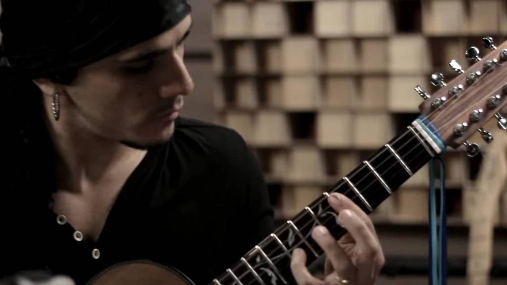 Músico campineiro, Afonso Villasanti leva viola caipira à Europa