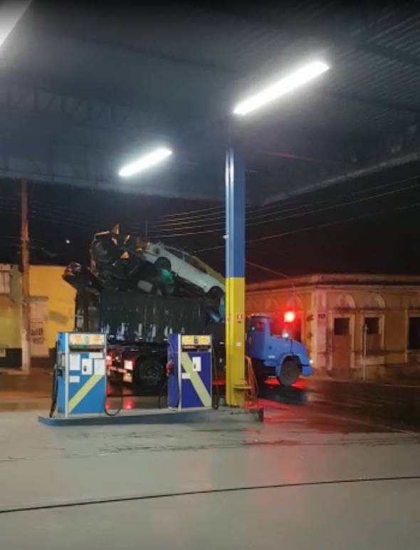 Caminhão de sucata enrosca em fiação e provoca explosão em Santo Antônio de Posse