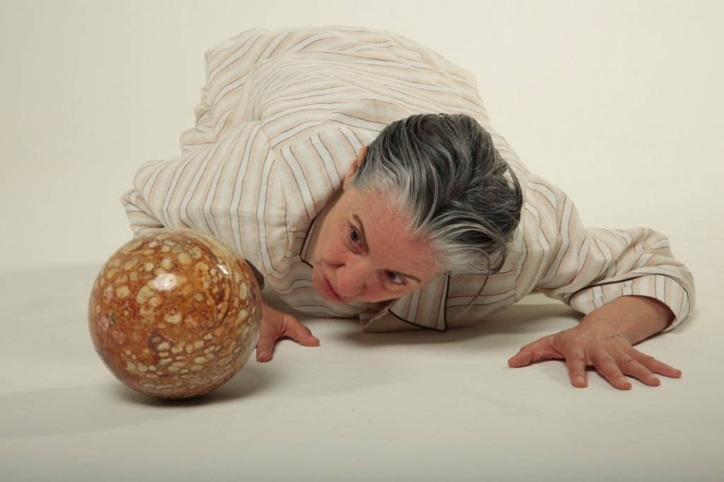 Kassia Kis apresenta a poesia de Monoel de barros para o palco do Sesi Amoreiras