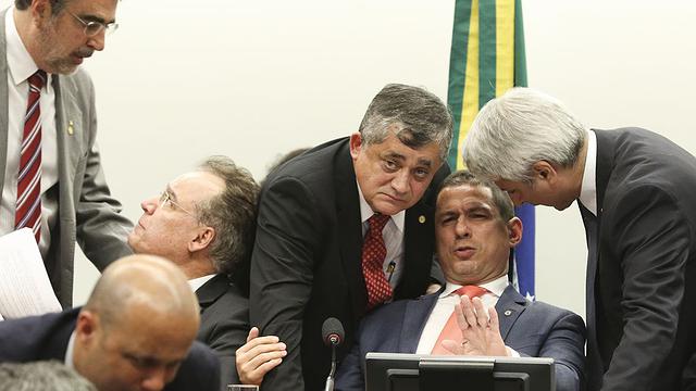 Relatório da nova Previdência é aprovado com larga vantagem