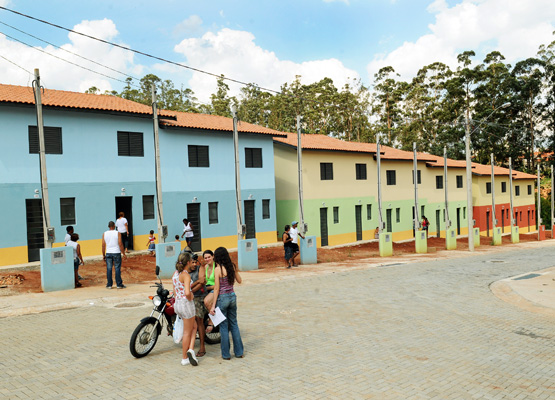 Famílias vítimas de incêndio se cadastram em programa de auxílio-moradia, nesta quarta