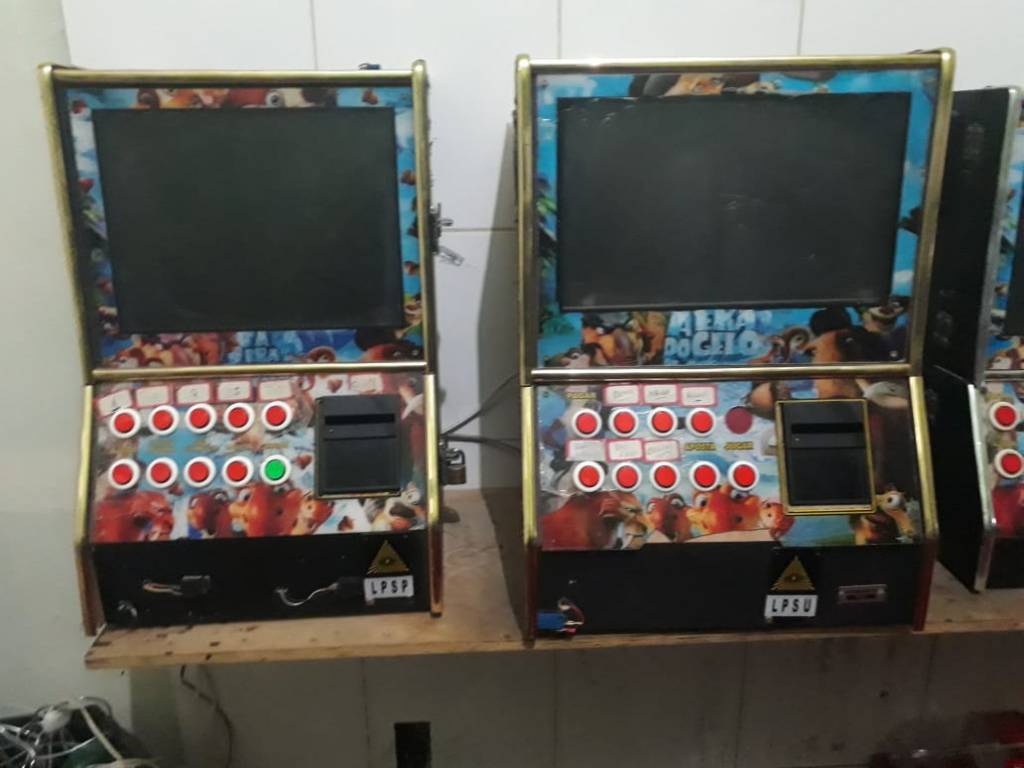 Máquinas caça-níqueis são apreendidas em imóvel no bairro Ponte Preta