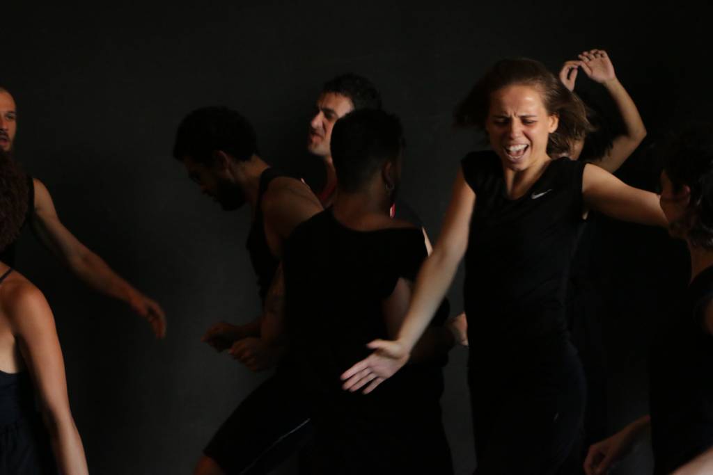 Espetáculo de dança propõe ao público a escolha do que vai ver no palco