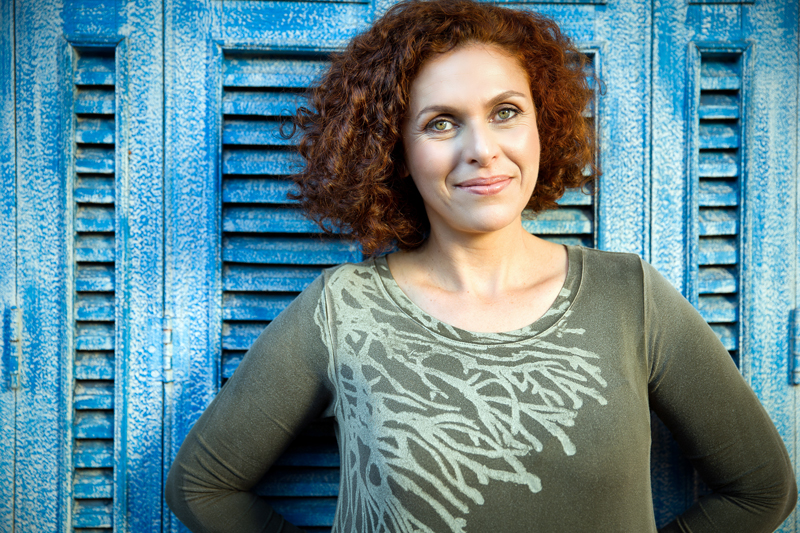 Ana Salvagni comemora 25 anos de carreira no Teatro Castro Mendes