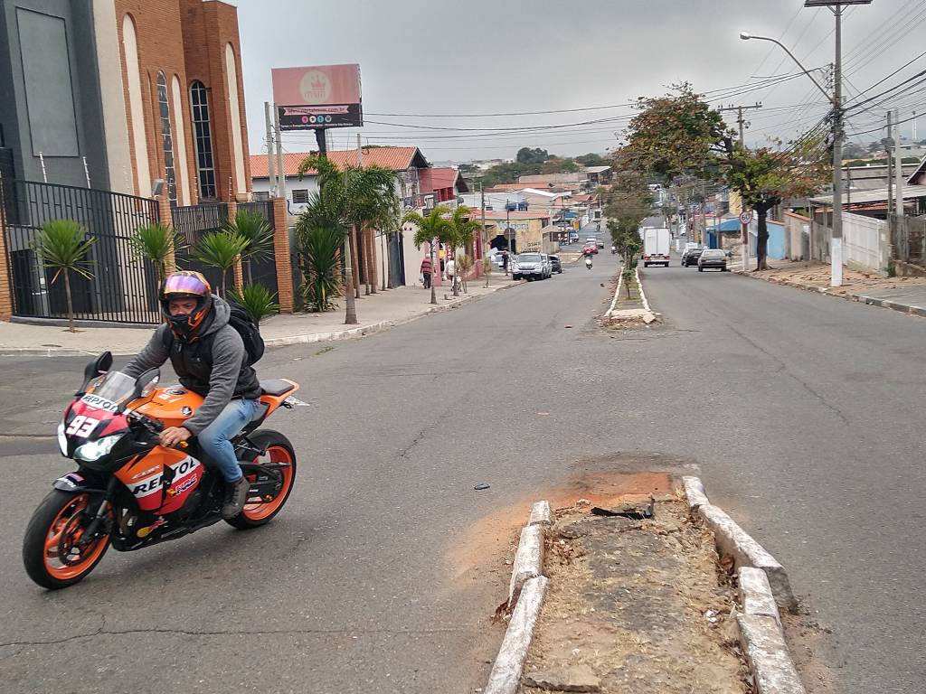 População reclama da falta de sinalização na principal avenida  da Vila Mimosa