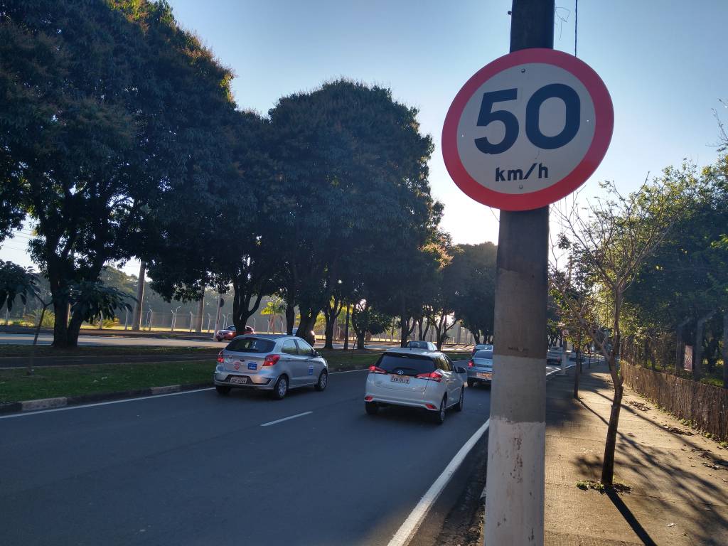 Emdec reforça sinalização em vias com velocidades variadas