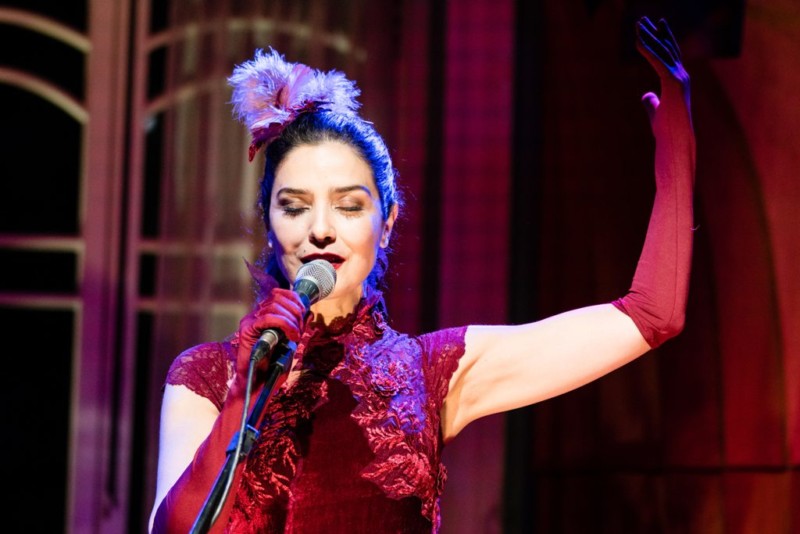 Letícia Sabatella leva a atmosfera de cabaré ao Teatro do Sesi