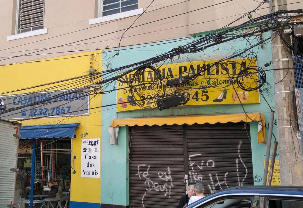 Comércios ficam sem telefone após troca de postes