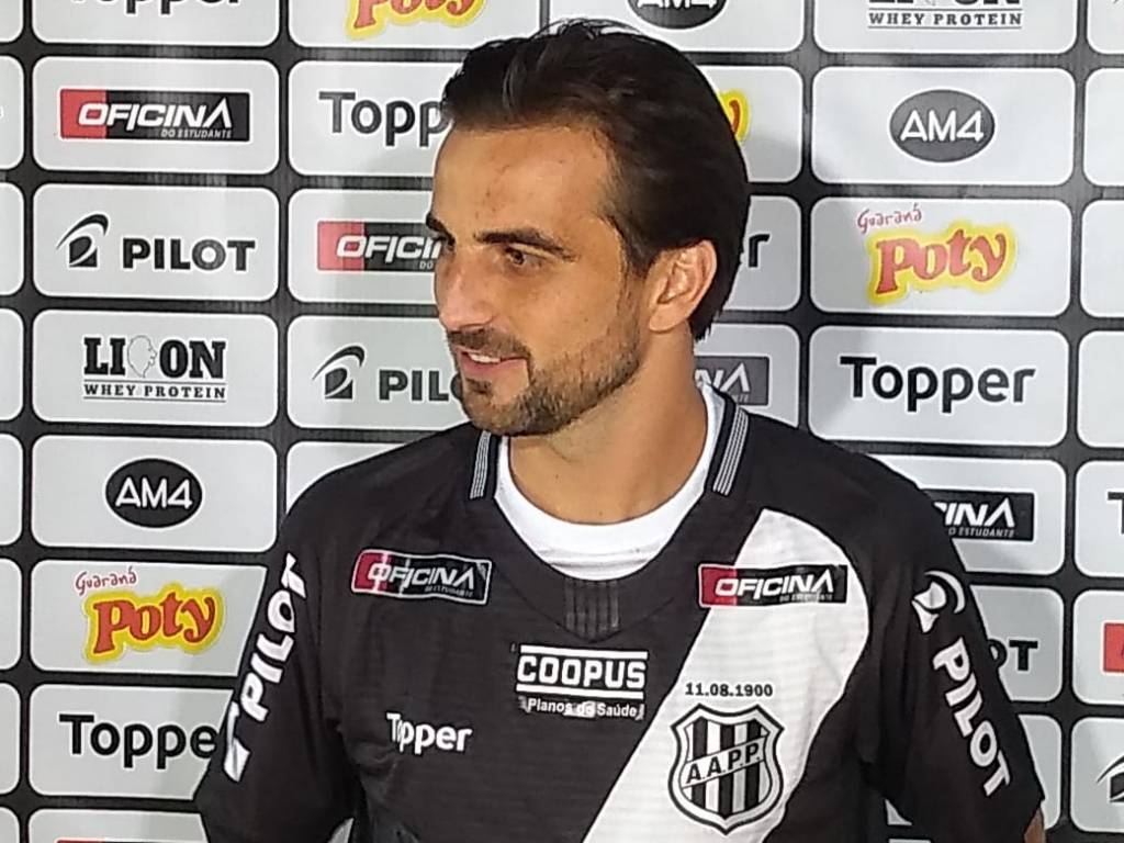 Rafael Longuine fica no banco contra o Figueirense