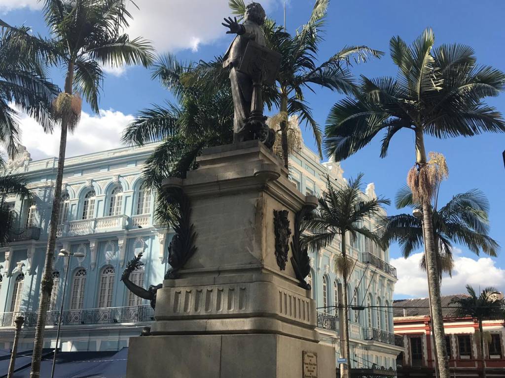Furto de peça expõe descaso com estátua de Carlos Gomes