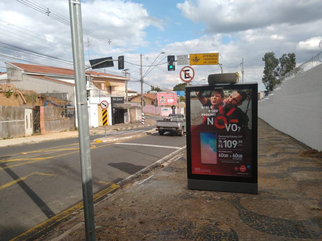 Placa de publicidade em frente a entidade atrapalha cegos