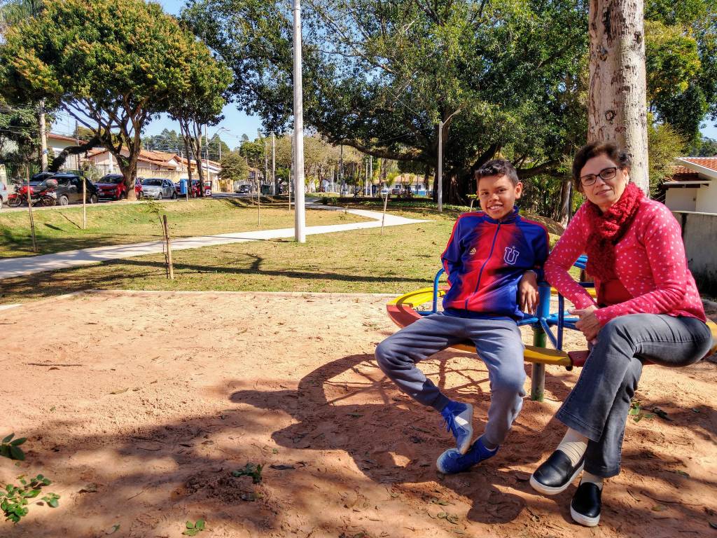 Praça construída em área abandonada recebe elogios da população em Sousas