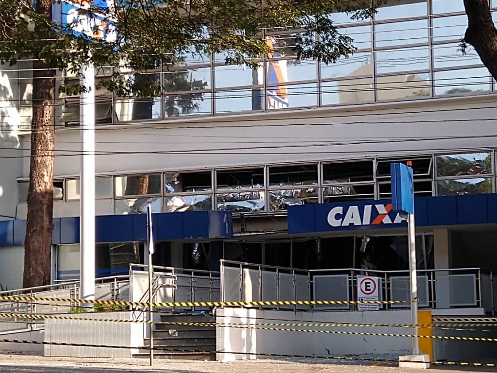 Quadrilha explode agência bancária de Limeira, mas foge sem levar nada