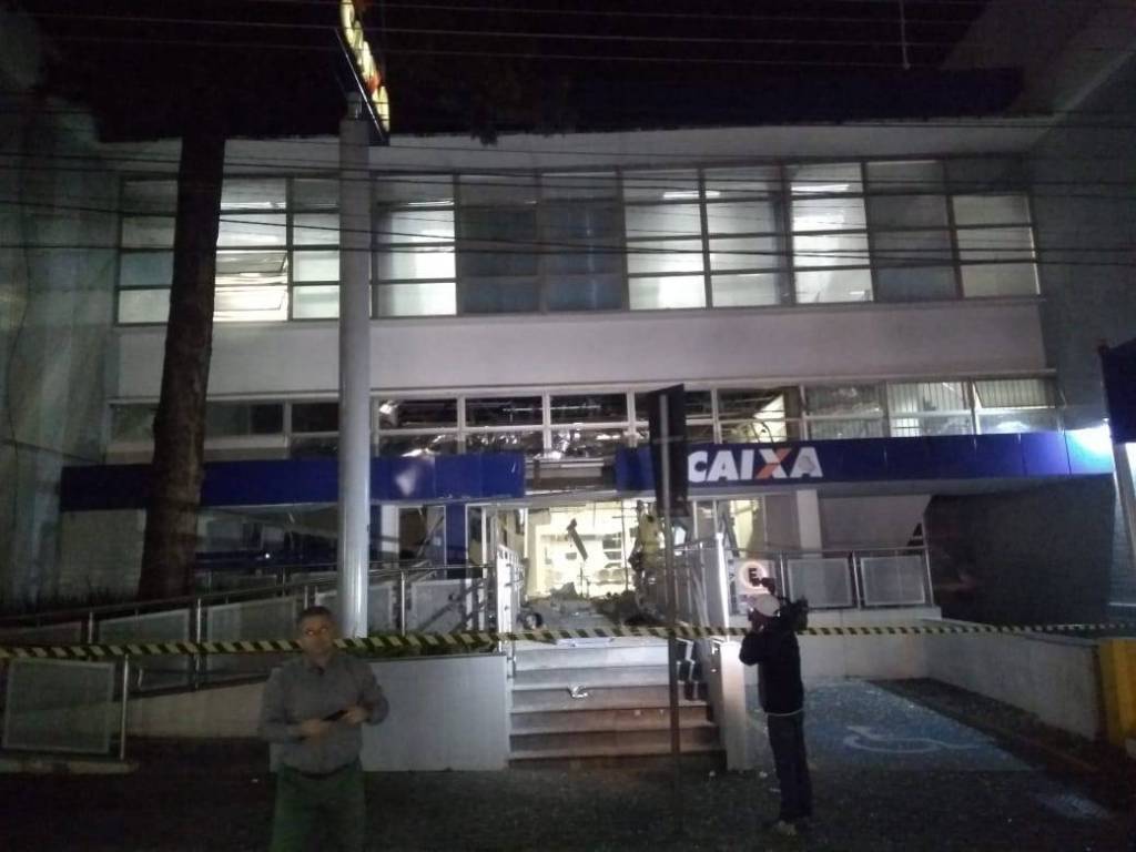 Cerca de 30 criminosos explodem agência bancária em Limeira