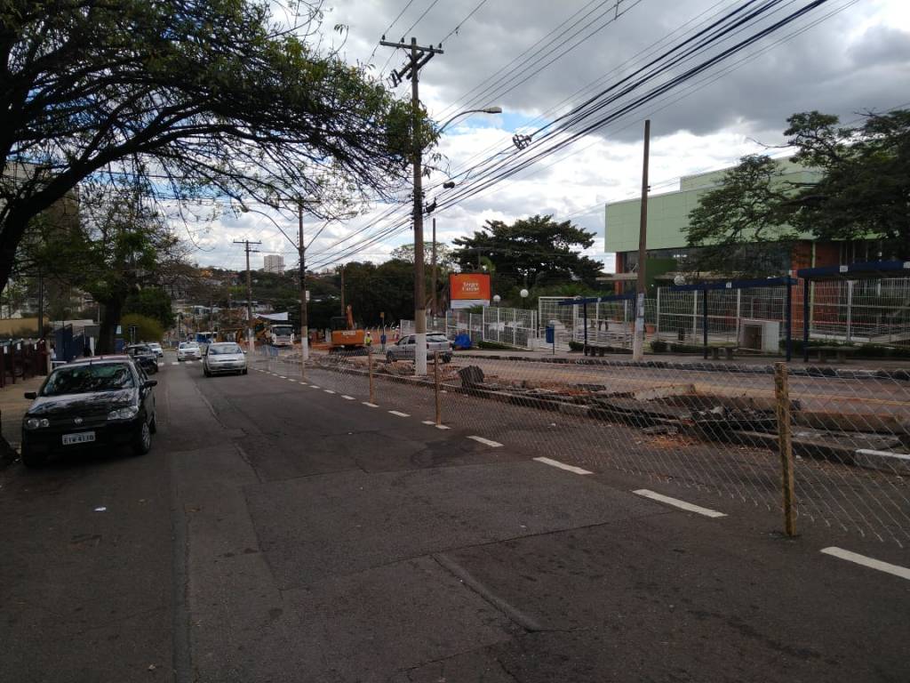 Obras do BRT chegam ao trecho final da Amoreiras e causam confusão pela falta de sinalização e de vagas para estacionamento